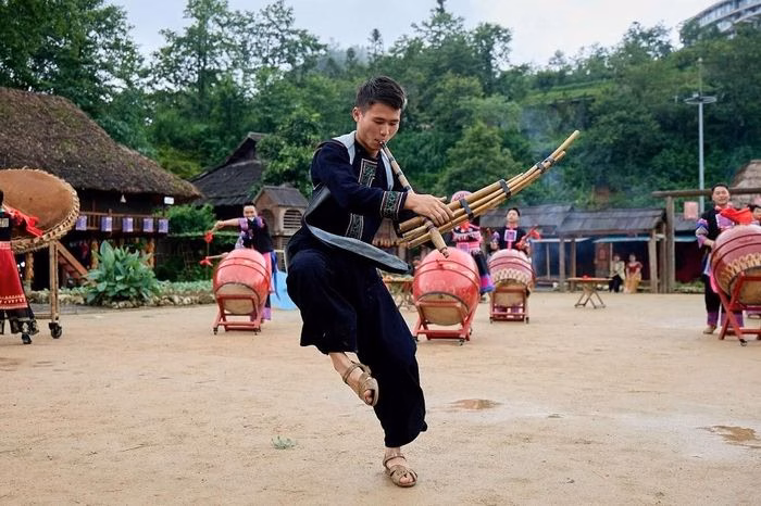 Màn múa khèn đặc trưng của đồng bào vùng cao tại Bản Mây, tạo điểm nhấn văn hóa cho chuyến đi.
