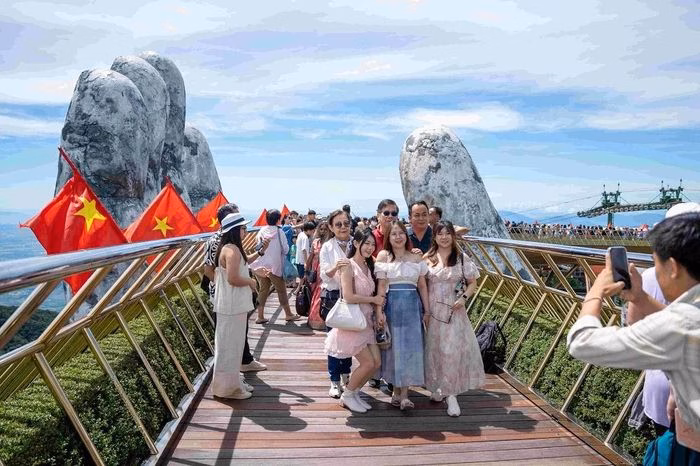 Cầu Vàng biểu tượng rực rỡ sắc cờ hoa, đón dòng người đổ về trong dịp lễ.