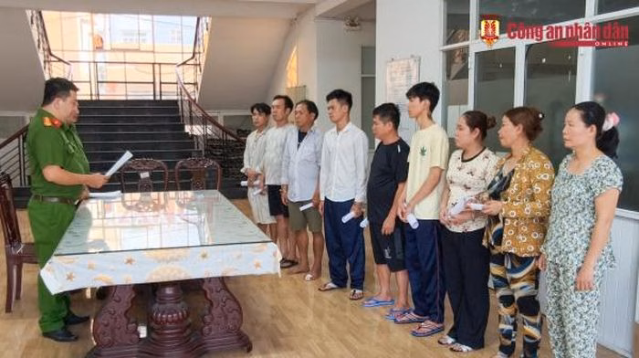 Cơ quan CSĐT thực hiện tống đạt các quyết định tố tụng đối với các bị can trong băng nhóm.