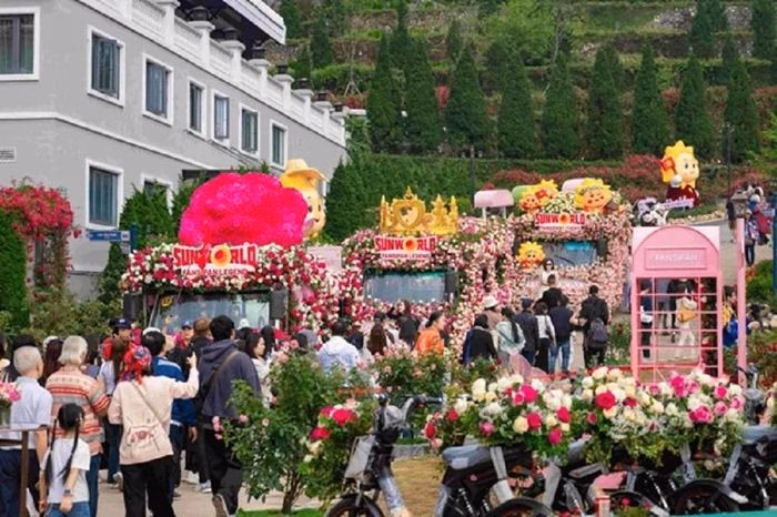 Không gian rực rỡ của Lễ hội hoa hồng Fansipan thu hút đông đảo du khách trong kỳ nghỉ lễ.
