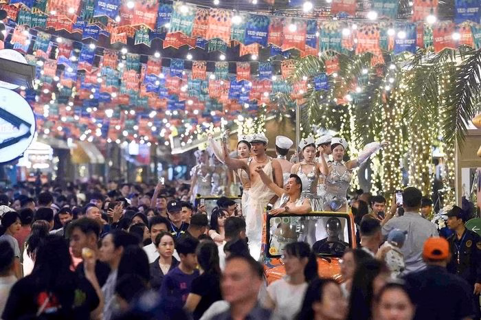 Các show diễn đường phố rực rỡ mang đến không khí lễ hội sôi động cho du khách.