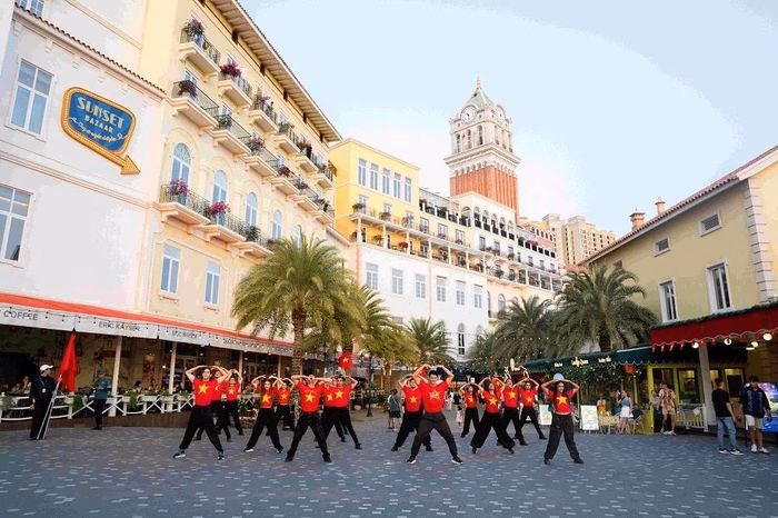Sunset Bazaar tại Thị trấn Hoàng hôn đón lượng khách lớn trải nghiệm không gian đa văn hóa.