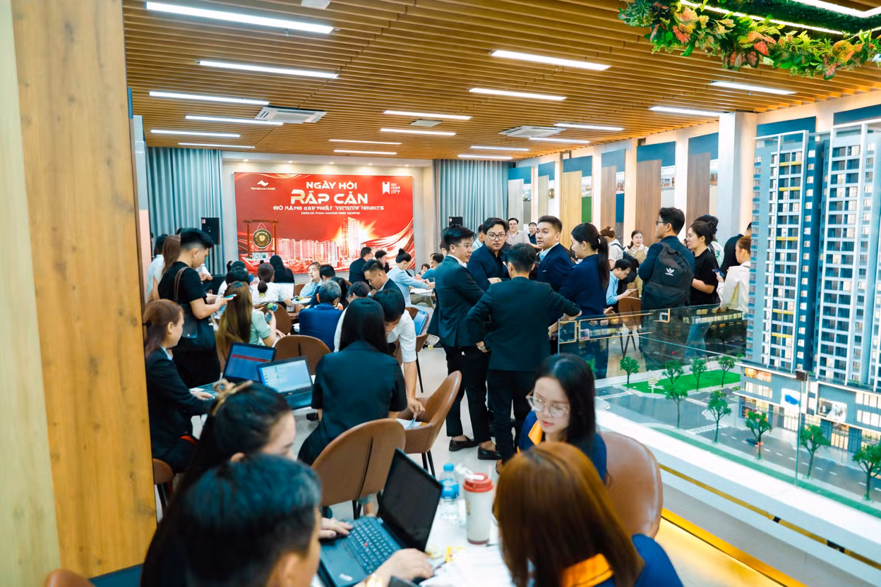 Đông đảo khách hàng tham gia và giao dịch tại The Win City với mức giá dao động từ khoảng 1,39 tỷ đến dưới 2 tỷ đồng/căn - Nguồn: Thắng Lợi Homes