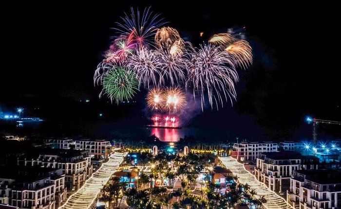 Màn trình diễn pháo hoa lung linh đánh dấu sự ra mắt của khu chợ đêm VUI-Fest Ha Long.