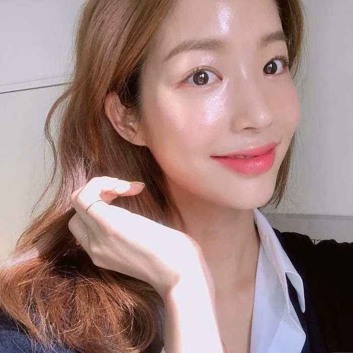 Chuẩn bị bề mặt da mịn màng là chìa khóa để giảm white cast. Ảnh minh họa: Internet