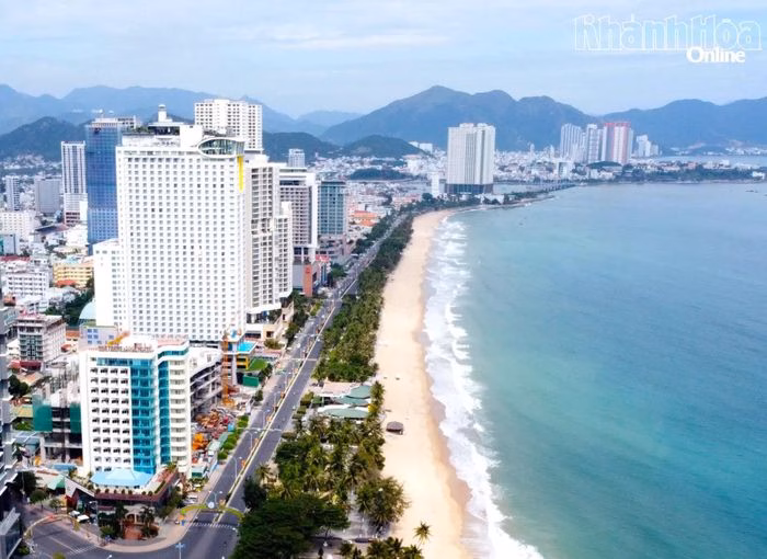 Bãi biển Nha Trang là điểm nhấn du lịch quan trọng trong quy hoạch phát triển đô thị.