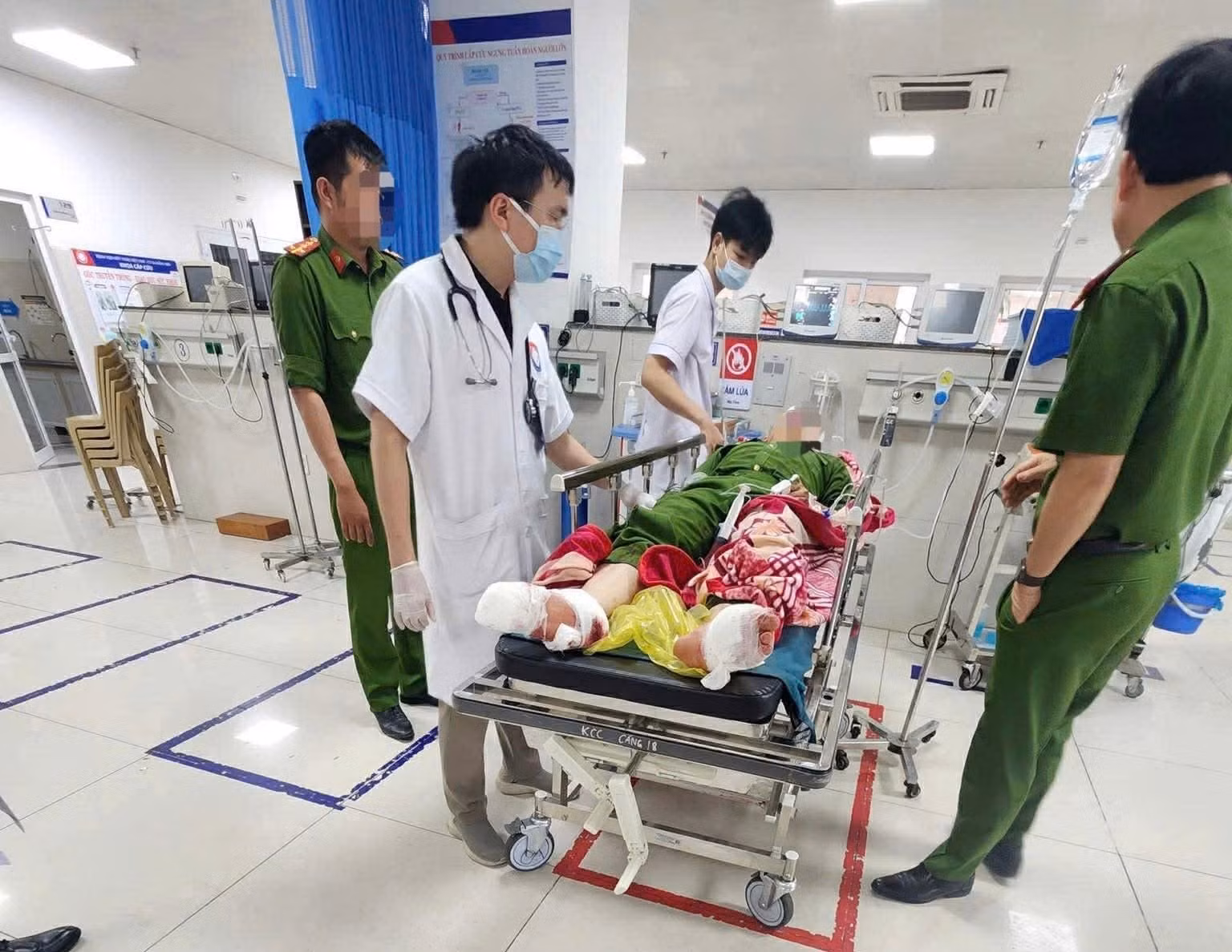 Hình ảnh Đại úy Hoài trong quá trình được cấp cứu khẩn cấp tại bệnh viện với tình trạng nguy kịch.