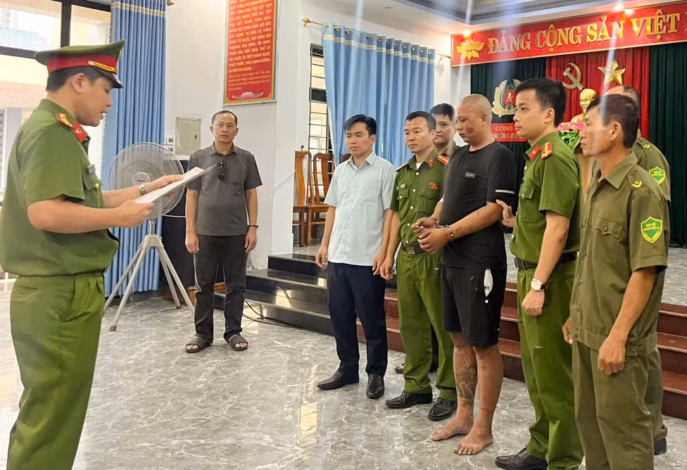 Nguyễn Viết Hoàng sau khi bị lực lượng chức năng bắt giữ khẩn cấp để điều tra hành vi giết người.