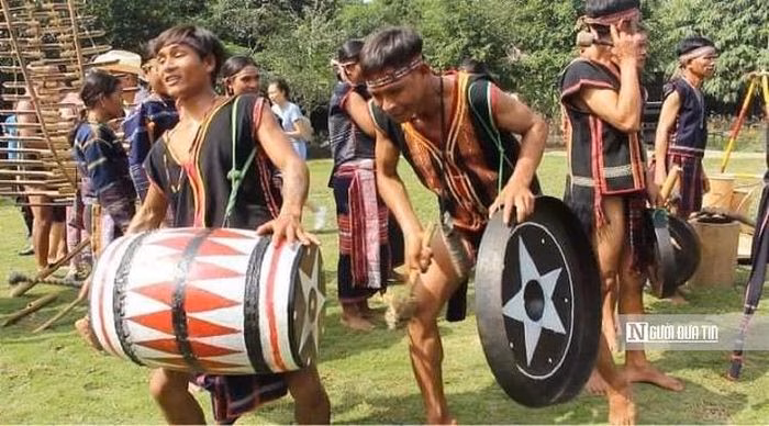 Đường mòn xuyên rừng trong tour du lịch sinh thái