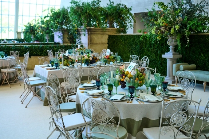 Bàn tiệc tại Met Gala năm nay được thiết kế cầu kỳ, mô phỏng vẻ đẹp thiên nhiên miền Bắc Italy.