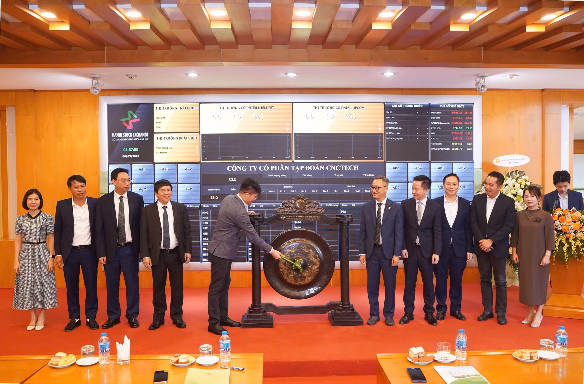 Ông Nguyễn Văn Hùng - Chủ tịch HĐQT kiêm cổ đông lớn nhất Tập đoàn CNCTech thực hiện nghi lễ đánh cồng khai trương giao dịch.