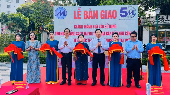 Đại diện Trường Đại học Tài chính - Marketing và lãnh đạo Côn Đảo tại buổi lễ khánh thành. Ảnh: Mạnh Cường
