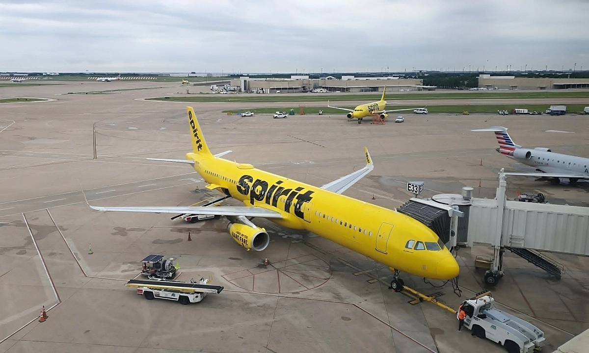 Hình ảnh máy bay Spirit Airlines đậu tại Dallas-Fort Worth, thời điểm hãng vẫn còn hoạt động mạnh mẽ trước khi khủng hoảng nhiên liệu ập đến.