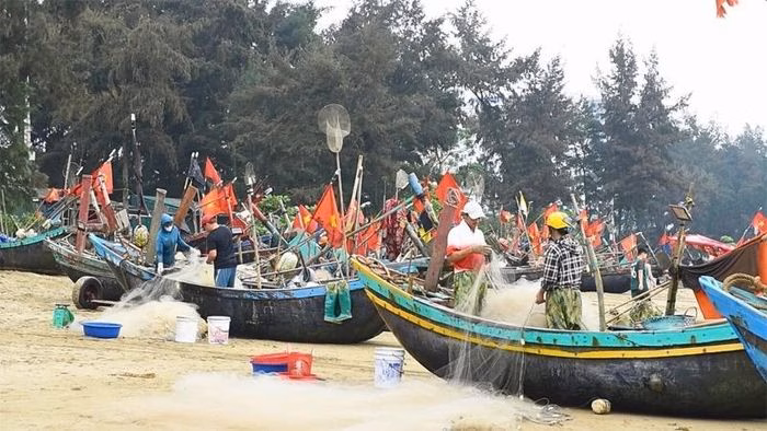 Những ngư dân làng chài ven biển Sầm Sơn tỉ mỉ chuẩn bị ngư cụ, tiếp tục nhịp mưu sinh bám biển đầy gian truân.