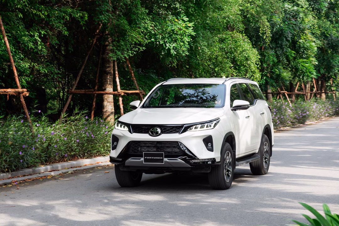 Toyota Fortuner và Hyundai Santa Fe vẫn là những đối thủ đáng gờm nhất về tính kinh tế và độ phổ biến.