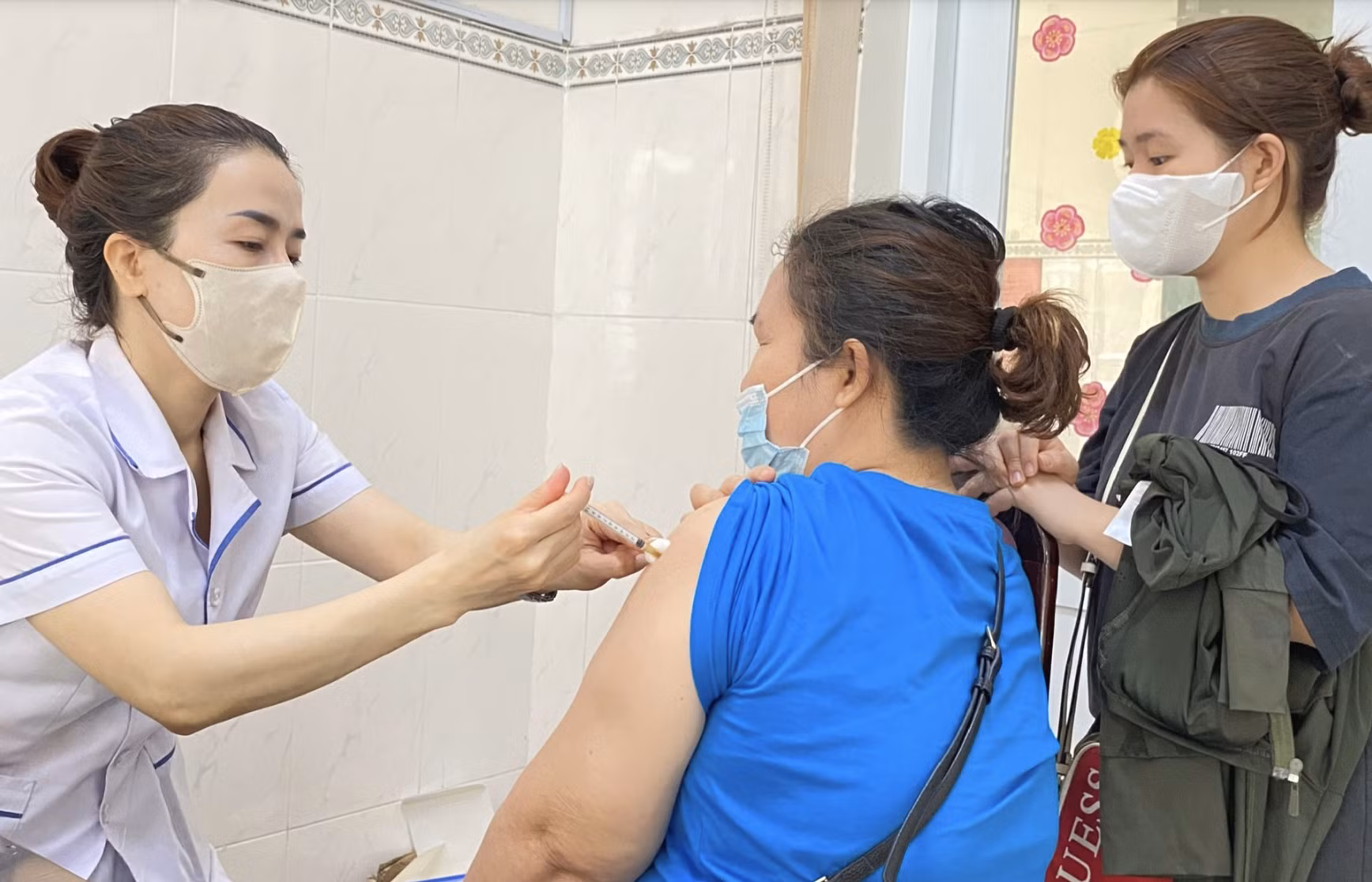 Việc tiêm phòng vắc xin và huyết thanh kháng dại là biện pháp duy nhất để cứu sống bệnh nhân sau khi bị động vật nghi dại tấn công (Ảnh: CDC Đồng Nai)