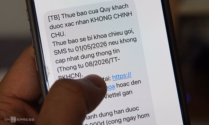 Người dùng nhận được cảnh báo xác thực thông tin qua SMS trước khi bị khóa một chiều theo quy định mới. Ảnh: Lưu Quý