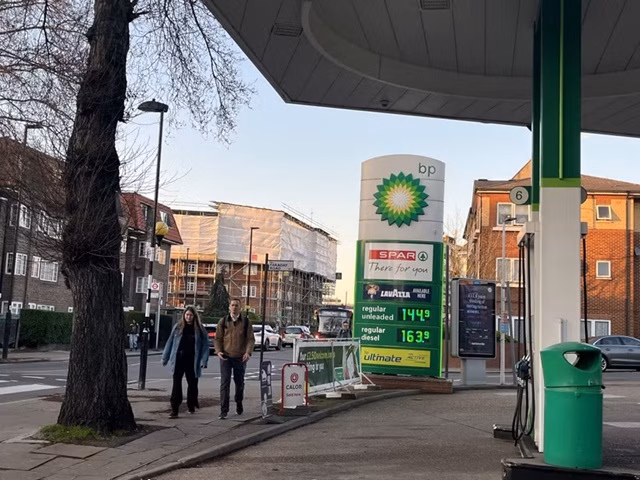 Trạm xăng BP ở Horn Ln, London. (Ảnh: Hương Giang/TTXVN)